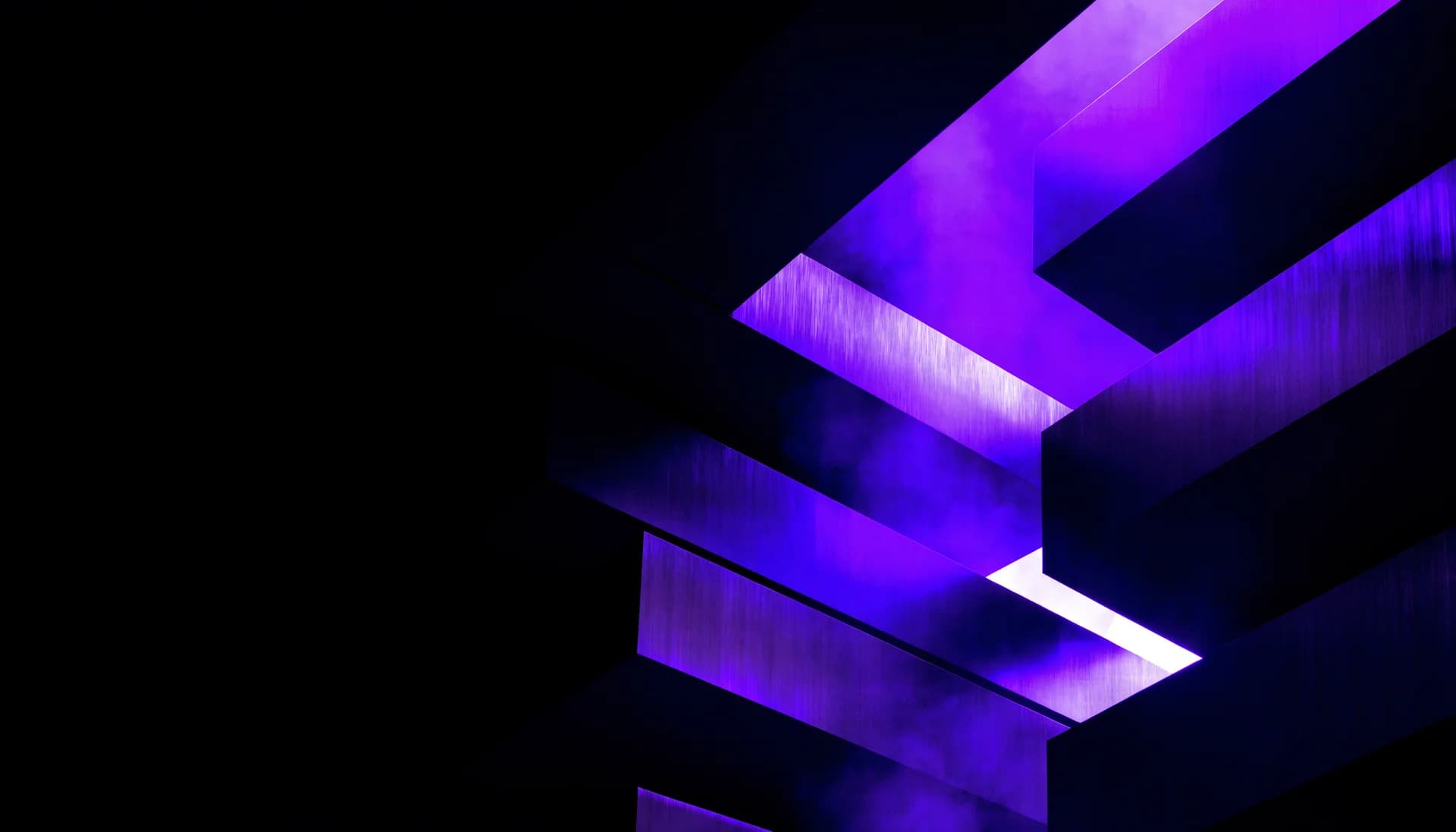 Composición arquitectónica conceptual de piezas negras conectadas por una abertura violeta